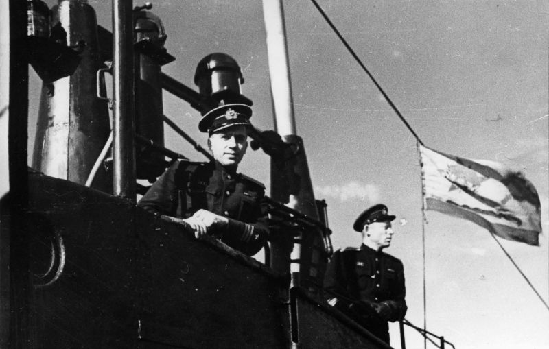 Командир БЧ-5 подлодки Щ-402 инженер-капитан 3-го ранга Василий Коновалов и старший помощник капитан-лейтенант Александр Телегин на мостике. 1941 г.