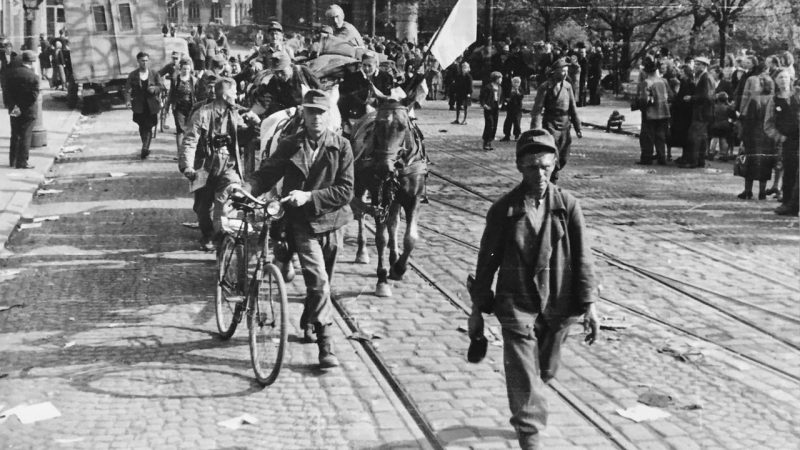Немецкие жители Ауссига покидают город. 1945 г.
