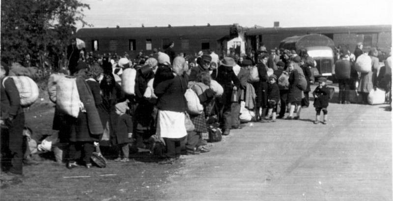 Прибытие беженцев на вокзал Мельдорф. 1945 г.
