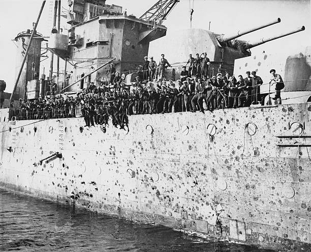 Экипаж на палубе поврежденного осколками борта легкого крейсера «Penelope». Март 1942 г. 
