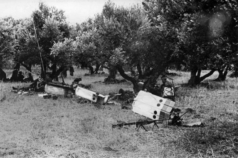 Немецкие парашютисты во время операции «Меркурий» на Крите. 20 мая 1941 г. 