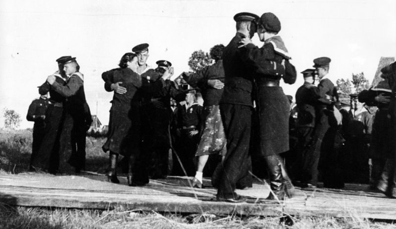 Моряки бригады торпедных катеров Балтийского флота на танцах. Остров Лавенсаари. 1941 г. 