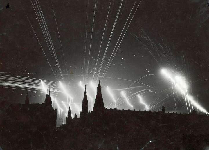 Прожекторы освещают небо над Кремлём, 22 июля 1941 года. 