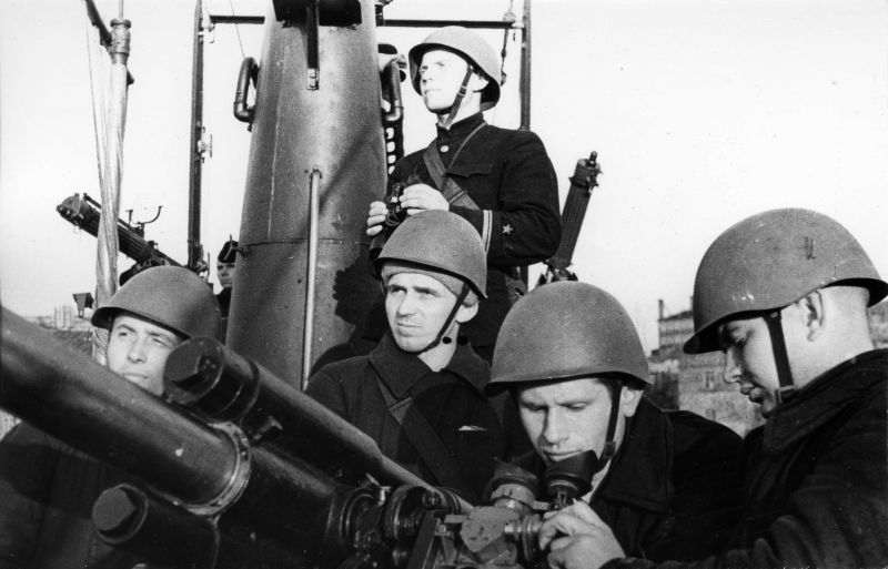 Расчет у 45-мм кормового орудия 21-К подлодки Щ-402 в Полярном. 1941 г. 