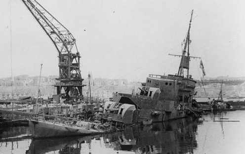 HMS «Lance» после бомбардировки гавани Мальты. Апрель 1942 г.