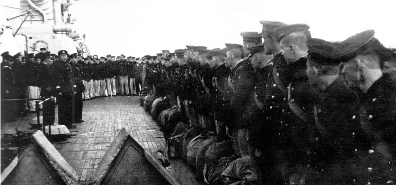Личный состав линкора «Октябрьская революция» отправляется на защиту Ленинграда. 1941 г. 