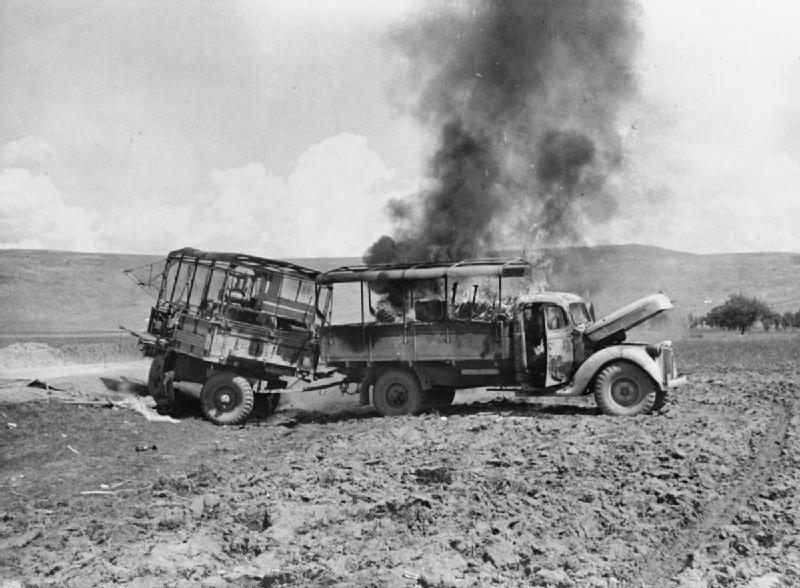 Британский грузовик горит после атаки самолетов Люфтваффе. 25 июня 1941 г.