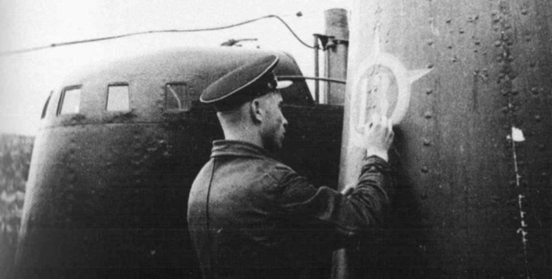 Боцман подлодки М-171 Н. Хвалов обновляет победную цифру на рубке. 1942 г.