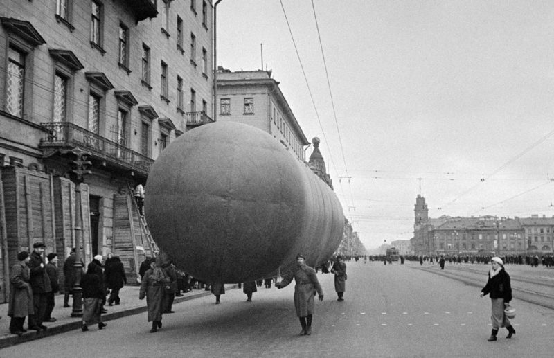 Газгольдер (хранилище водорода для аэростата) на Невском проспекте, 1941 г.
