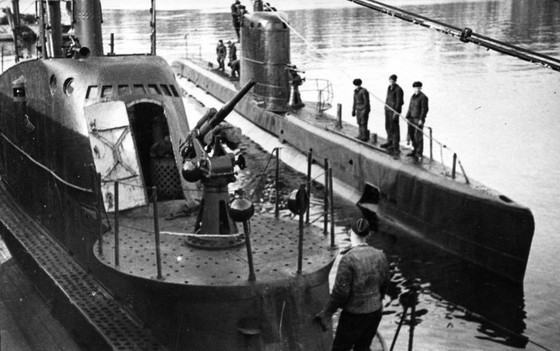 Подлодка типа «М» швартуется к борту подводной лодки типа «Щ». 1942 г. 