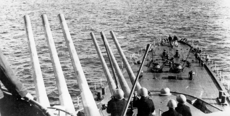 Артиллеристы-комендоры крейсера «Ворошилов» готовятся к учебным артиллерийским стрельбам. 1941 г. 