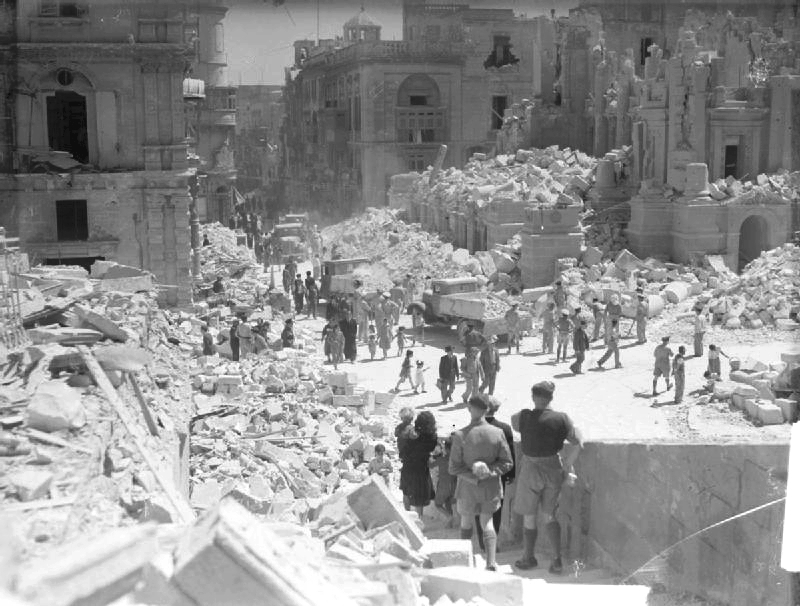 Разрушенные улицы Валетты. Май 1942 г. 