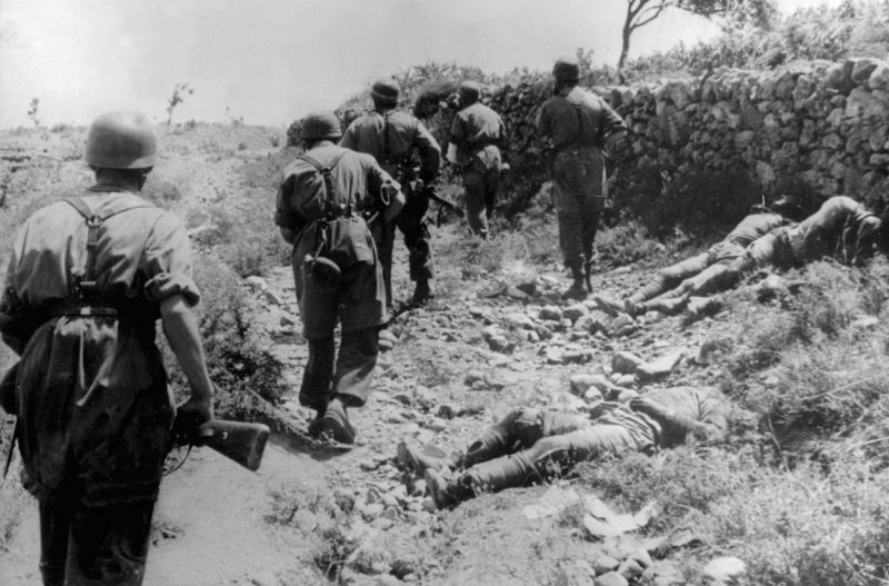Парашютисты возле убитых британских солдат. Май 1941 г.