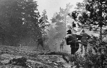Финские солдаты атакуют оборонительный рубеж базы Ханко. 1941 г.