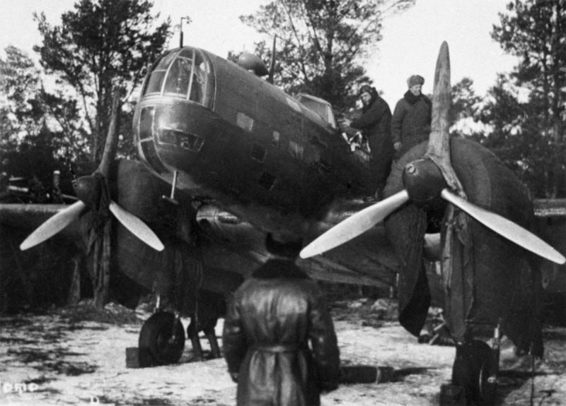 Подготовка бомбардировщика ДБ-3Б Балтийского флота к вылету. 1941 г.