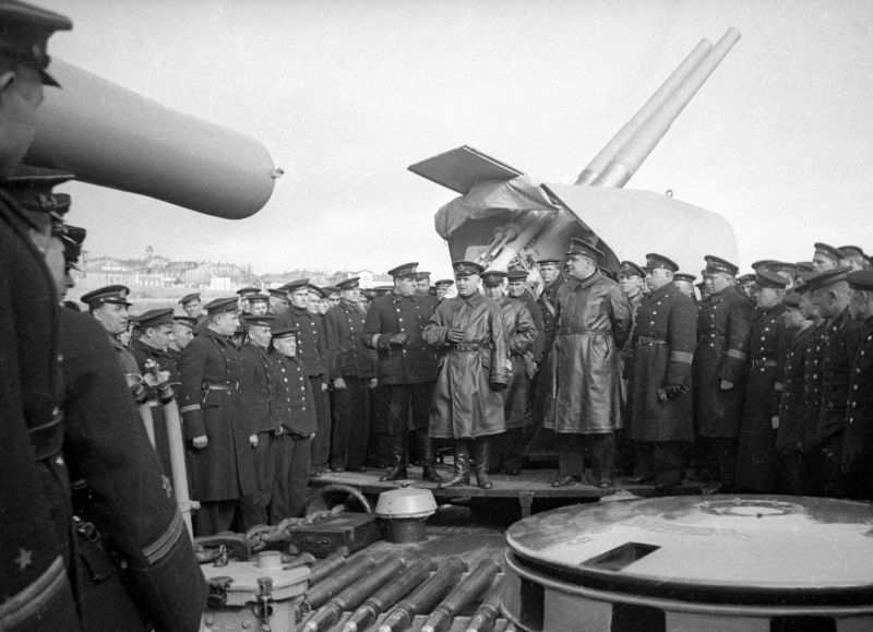 Командующий Черноморским флотом вице-адмирал Филипп Октябрьский выступает перед моряками крейсера «Красный Крым». 1941 г. 