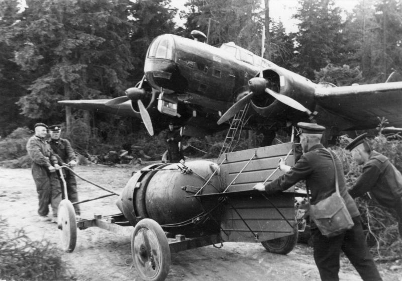 Техперсонал аэродрома транспортирует мину АМГ-1 к самолету ДБ-ЗБ. 1941 г. 