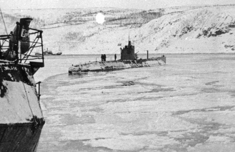 Подлодка Д-3 «Красногвардеец» в гавани Полярного. 1942 г. 