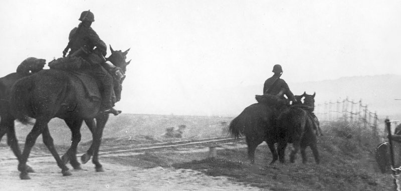 Отряд немецкой кавалерии переходит советскую границу по железнодорожной насыпи. 22 июня 1941 г.