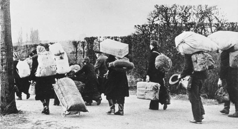 Беженцы и немецкие солдаты в районе Браунсберга. Февраль 1945 г.