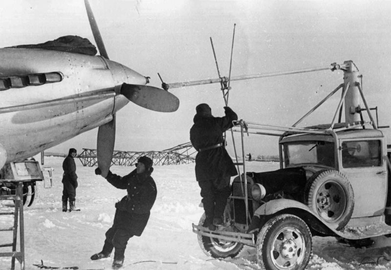 Запуск двигателя штурмовика Ил-2 на аэродроме при помощи авиастартера. 1941 г.