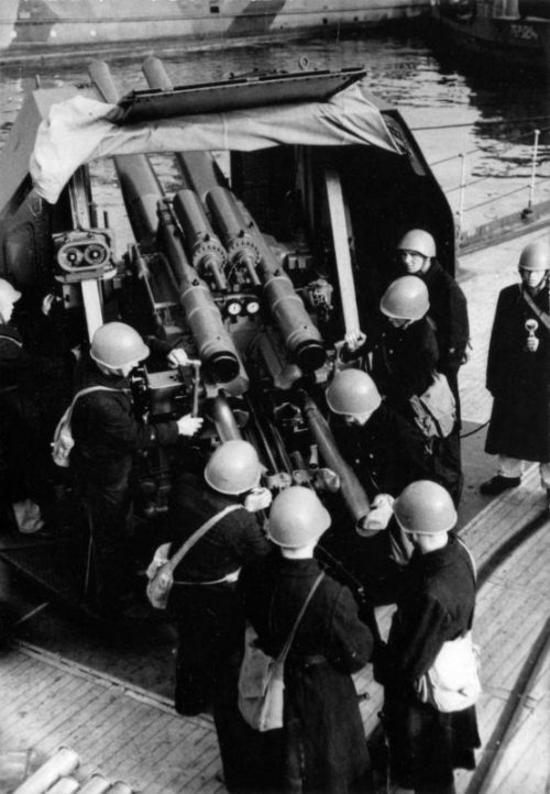 Расчет моряков-комендоров 100-мм двухорудийной спаренной морской зенитной установки легкого крейсера «Красный Крым» во время тренировки. 1941 г.