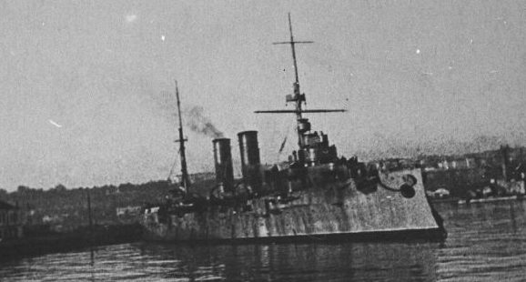 Минный заградитель Черноморского флота «Коминтерн» у причала в Одессе . 1941 г.