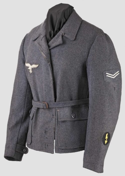 Китель и куртка женщин-военнослужащих.