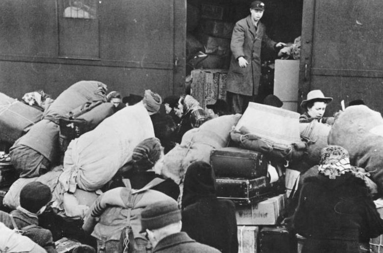 Беженцы получают багаж в Берлине. Февраль 1945 г.