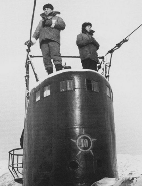 Рулевые-сигнальщики на рубке подводной лодки С-56. 1942 г.