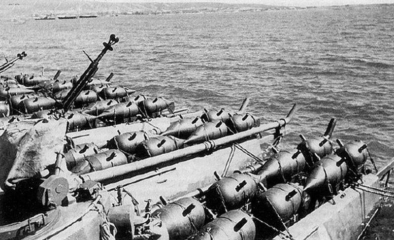 Советские торпедные катера типа Г-5, загруженные минами. 1941 г. 