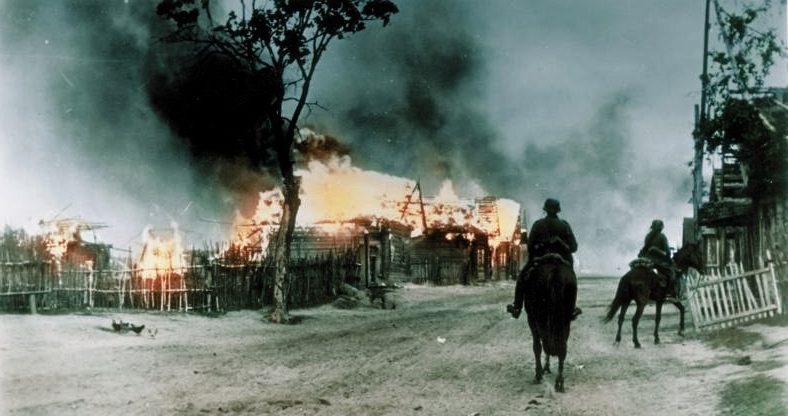 Немецкая кавалерия в русской деревне. Июль 1941 г. 