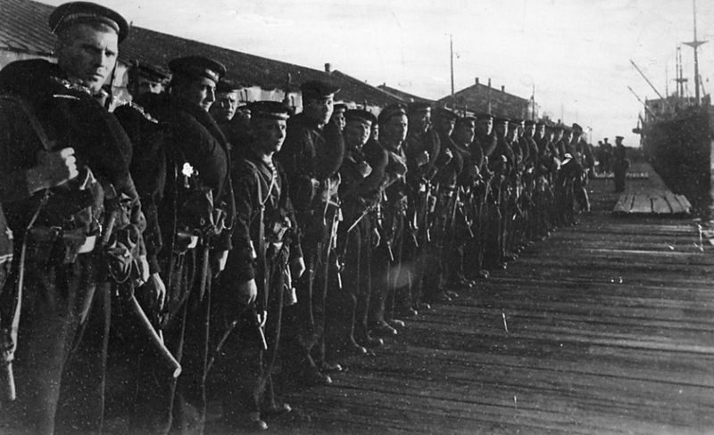 Бойцы морской пехоты в порту Одессы. 1941 г.
