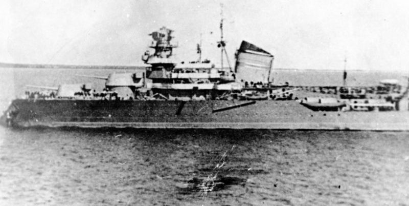 Поврежденный легкий крейсер проекта 26-бис «Максим Горький». 1941 г. 