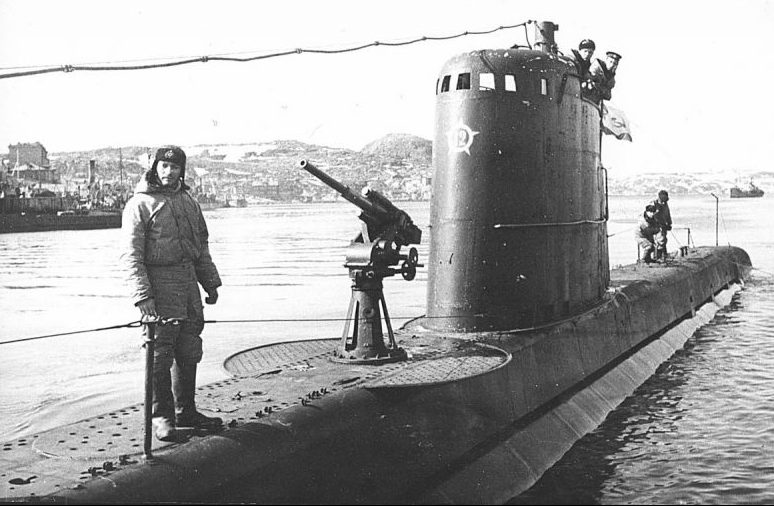 Герой Советского Союза капитан 3-го ранга Израиль Фисанович на палубе подлодки М-172. 1942 г. 