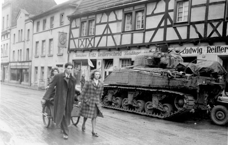 Немецкие беженцы на улице Бад-Годесберга. Март 1945 г. 