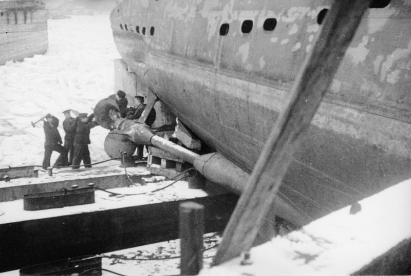 Советская подводная лодка П-1 «Правда» в сухом доке на ремонте. 1941 г. 