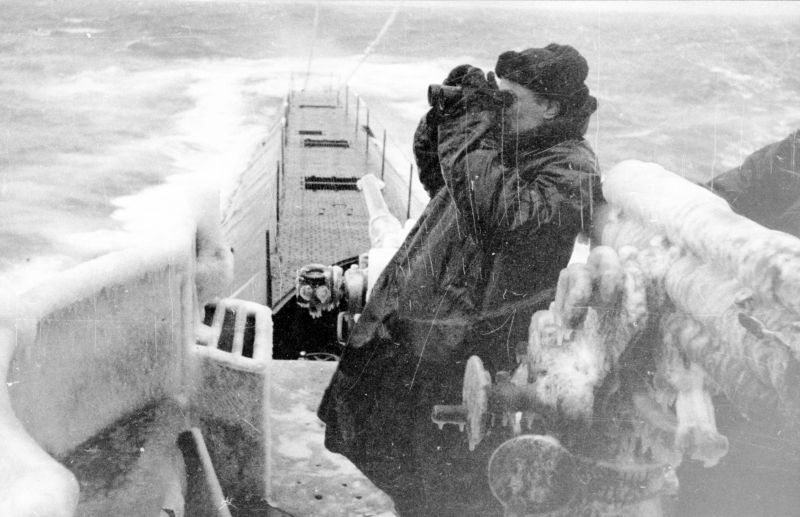 Старший лейтенант П.В. Лейберг на мостике подлодки К-1 в боевом походе. 1941 г.