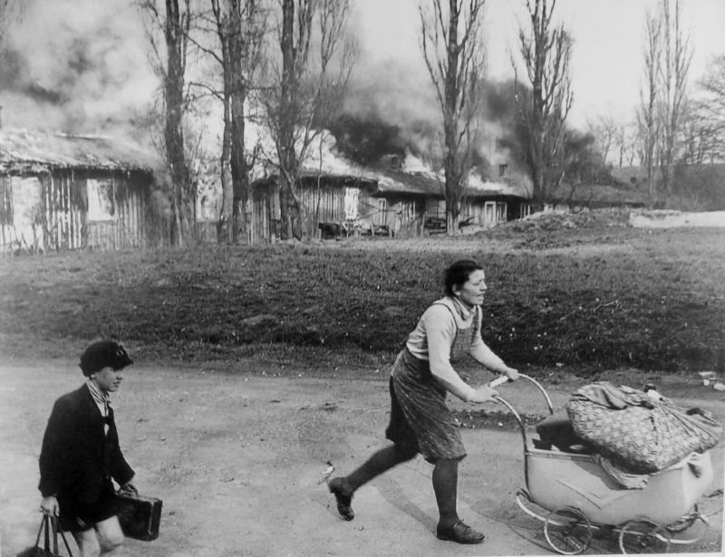 Беженцы под городом Ашаффенбургом. Март 1945 г. 