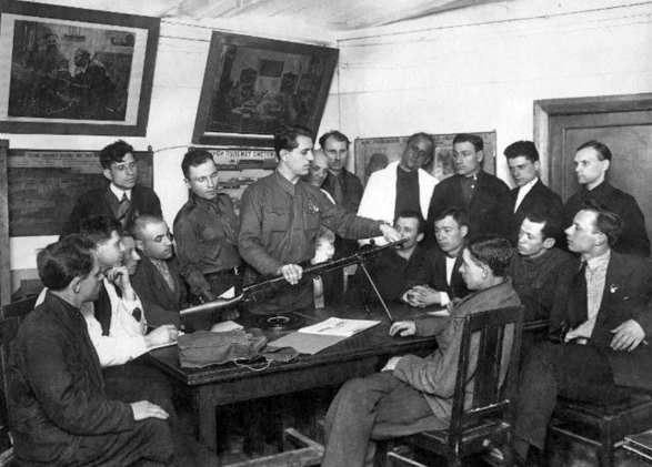 Осоавиахимовцы Москвы за изучением ручного пулемёта ДП-27. 1937 г. 