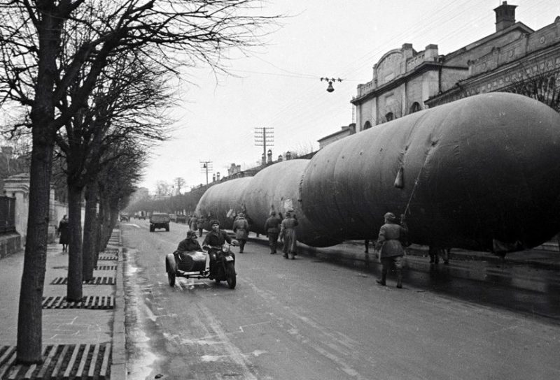 Аэростаты воздушного заграждения в Москве. 1941 г. 