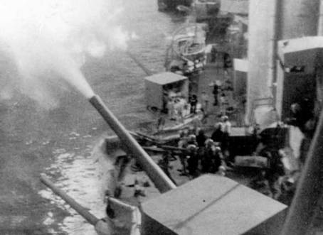 «Червона Украина» ведет огонь главным калибром по береговым целям. 1941 г. 