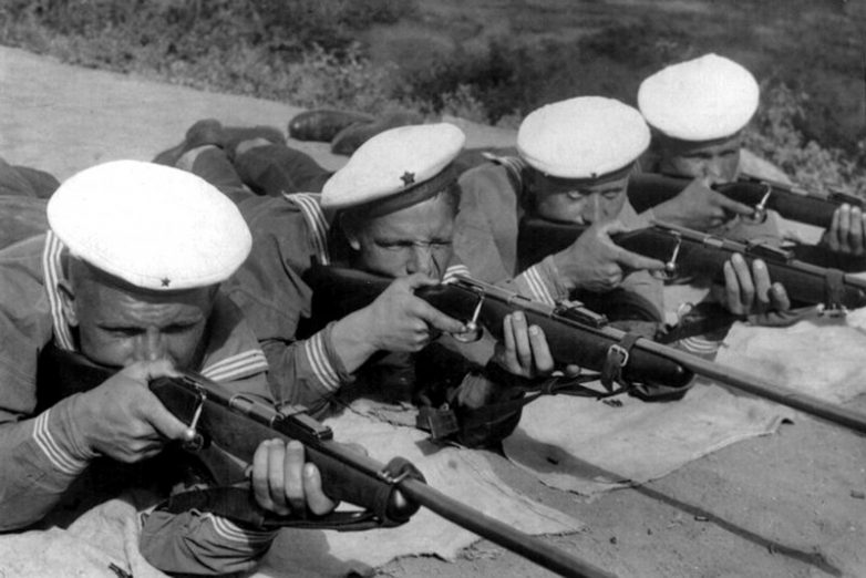 Курсанты Таганрогского военно-морского лагеря ОСОАВИАХИМа сдают нормы на значок «Ворошиловский стрелок». 1938 г. 