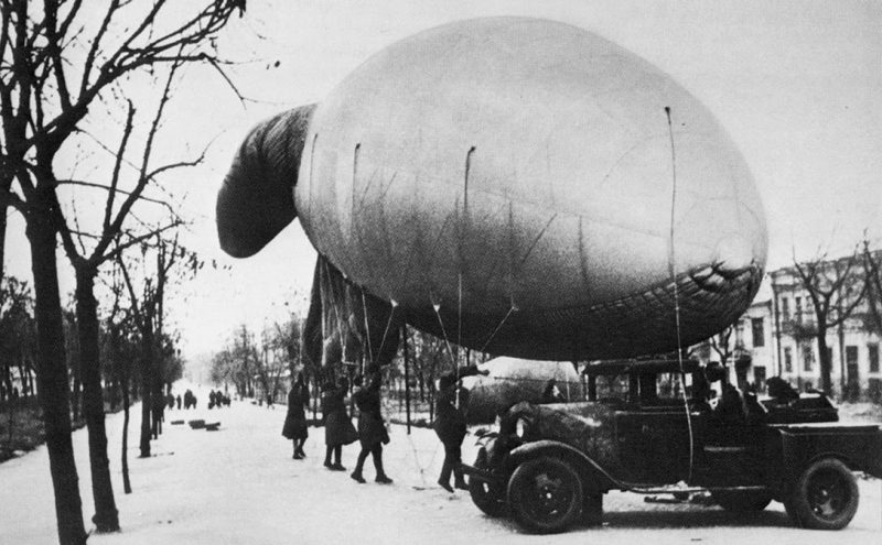 Аэростаты воздушного заграждения в Москве. 1941 г.
