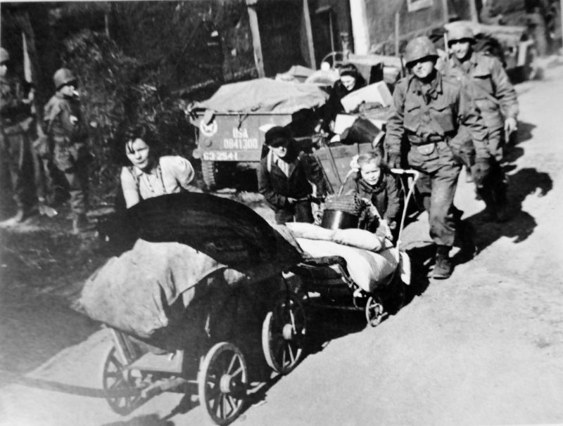 Немецкие беженцы и американские солдаты в Энсхайме. Март 1945 г. 