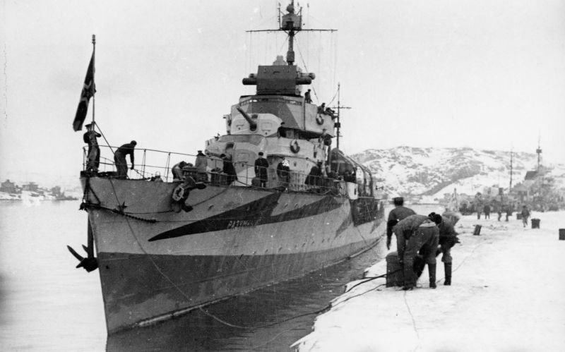 Эсминец Северного флота «Разумный» отходит от причала в Полярном. 1942 г.