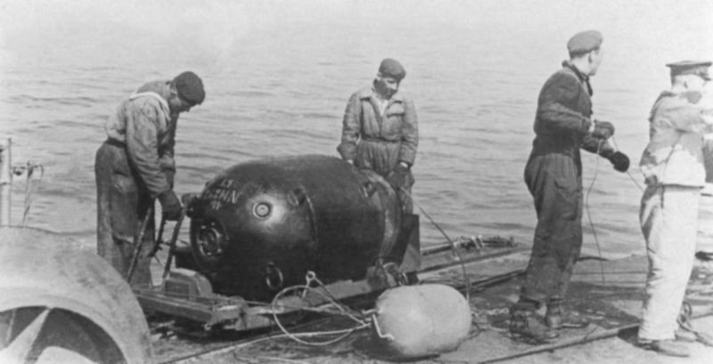 Минеры тральщика Т-408 ставят минное заграждение в районе Устричного озера. 1941 г. 