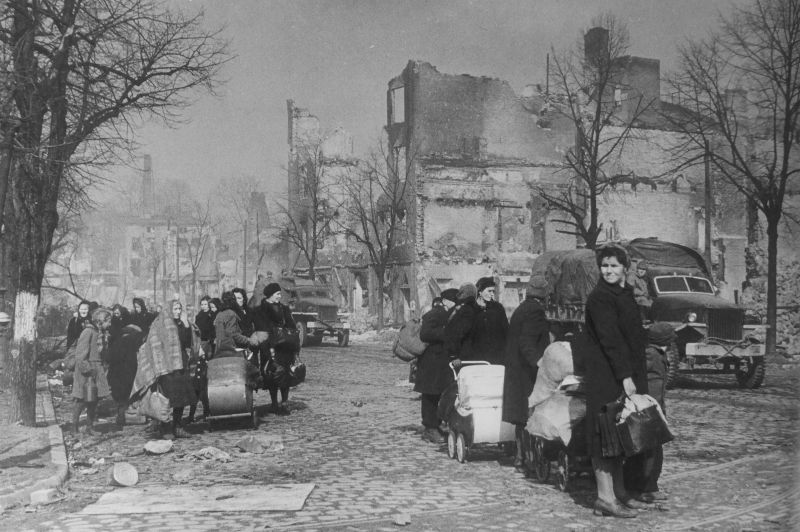 Немецкие беженцы с детьми на улице Данцига. Апрель 1945 г. 