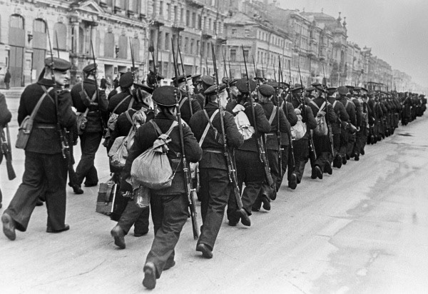 Балтийцы идут на фронт. Ленинград, 1941 г.