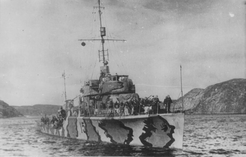 Сторожевой корабль «Смерч» на выходе из бухты. 1942 г. 